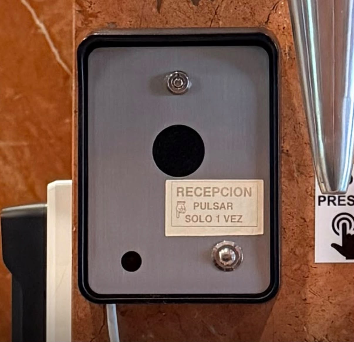 Timbre del Hotel Duquesa con indicación de pulsar recepción una sola vez