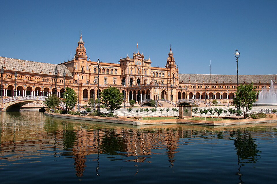 Canal y fachadas de la Plaza de España de Sevilla